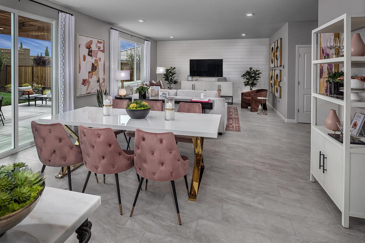 Detail Gallery Image 3 of 12 For 1910 Peony St, Hollister,  CA 95023 - 5 Beds | 3 Baths