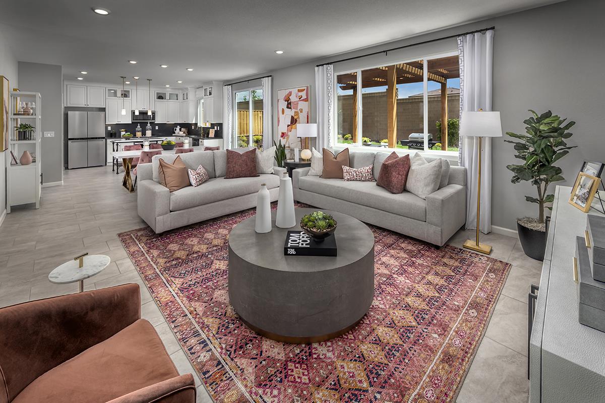 Detail Gallery Image 4 of 12 For 1910 Peony St, Hollister,  CA 95023 - 5 Beds | 3 Baths