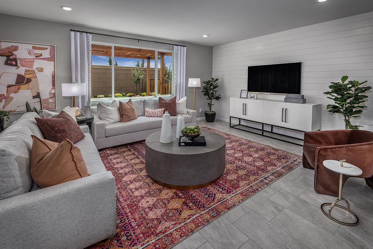 Detail Gallery Image 5 of 12 For 1910 Peony St, Hollister,  CA 95023 - 5 Beds | 3 Baths