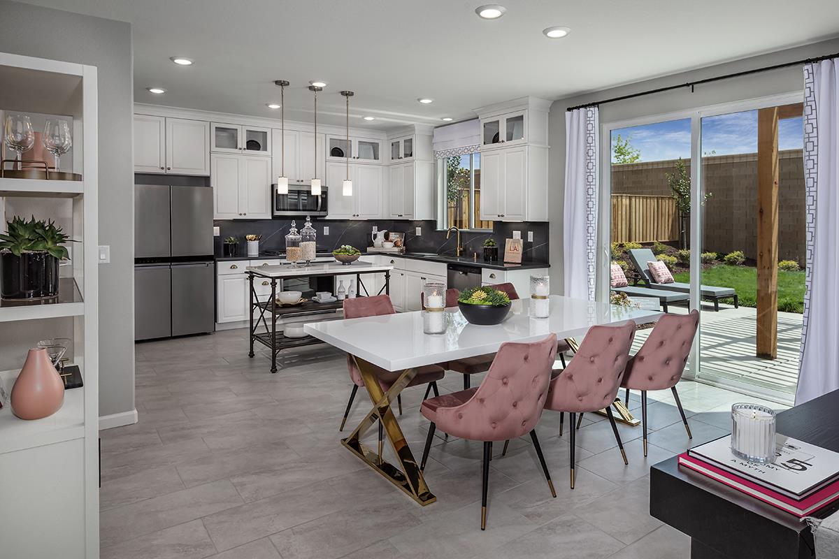 Detail Gallery Image 6 of 12 For 1910 Peony St, Hollister,  CA 95023 - 5 Beds | 3 Baths