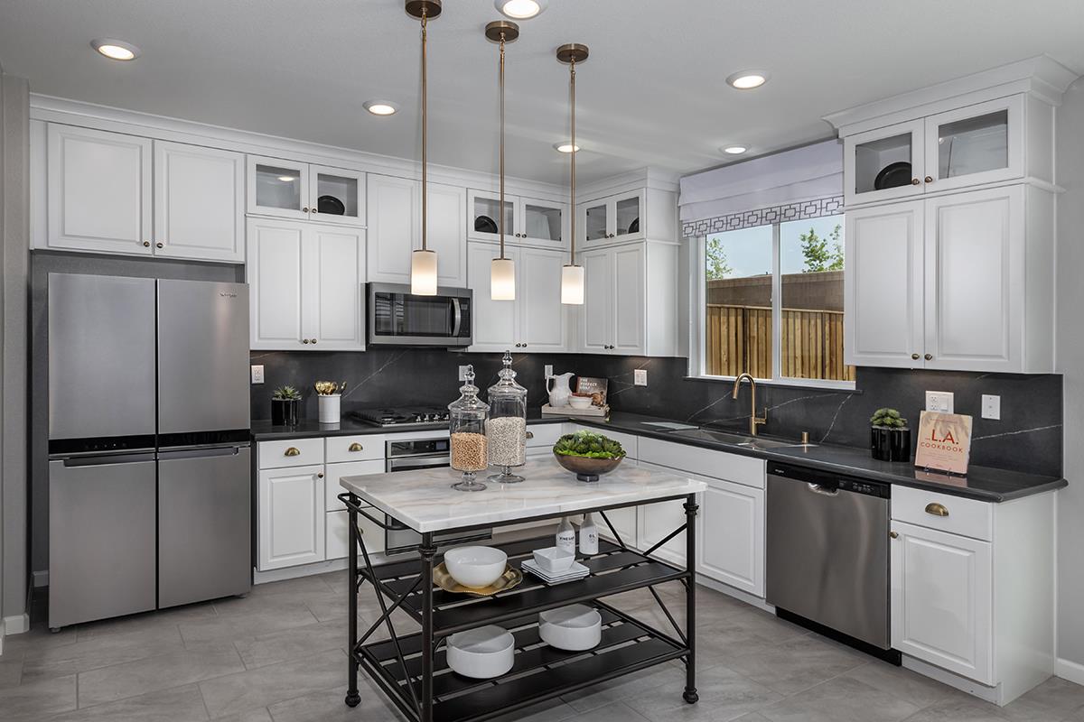 Detail Gallery Image 7 of 12 For 1910 Peony St, Hollister,  CA 95023 - 5 Beds | 3 Baths