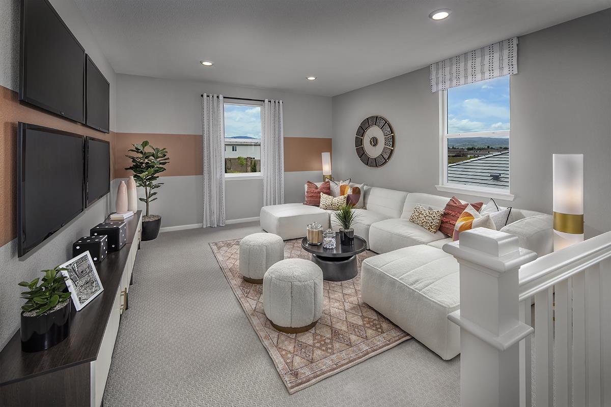 Detail Gallery Image 8 of 12 For 1910 Peony St, Hollister,  CA 95023 - 5 Beds | 3 Baths