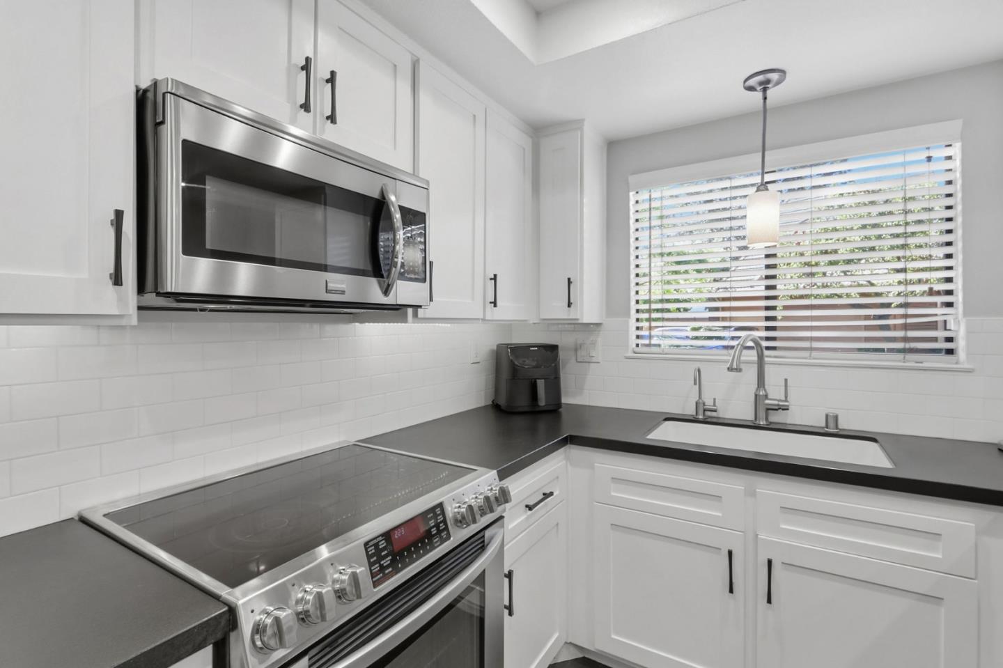 Detail Gallery Image 13 of 36 For 2093 Wente Way, San Jose,  CA 95125 - 3 Beds | 2/1 Baths