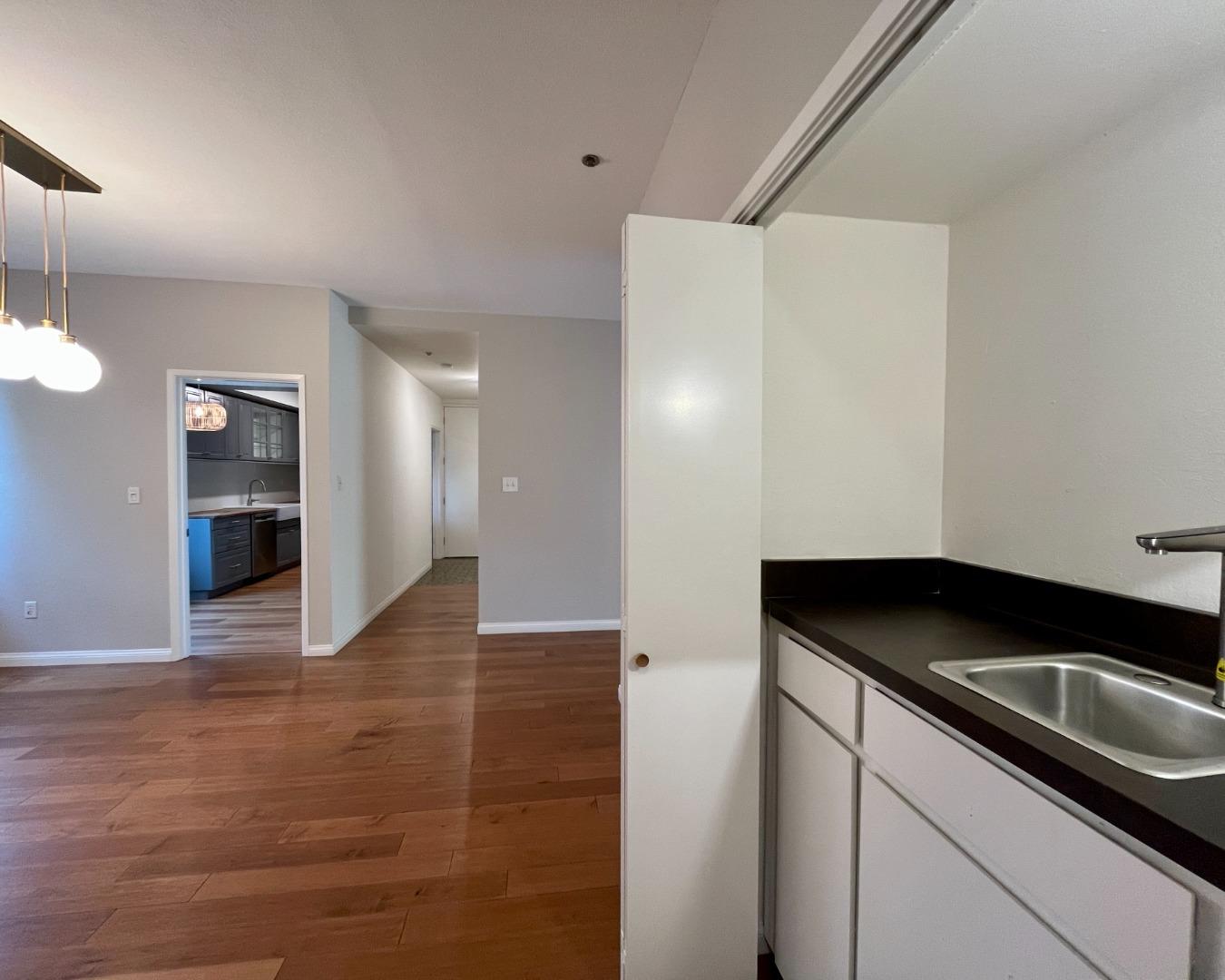 Detail Gallery Image 11 of 24 For 525 Almer Rd #210,  Burlingame,  CA 94010 - 2 Beds | 2 Baths