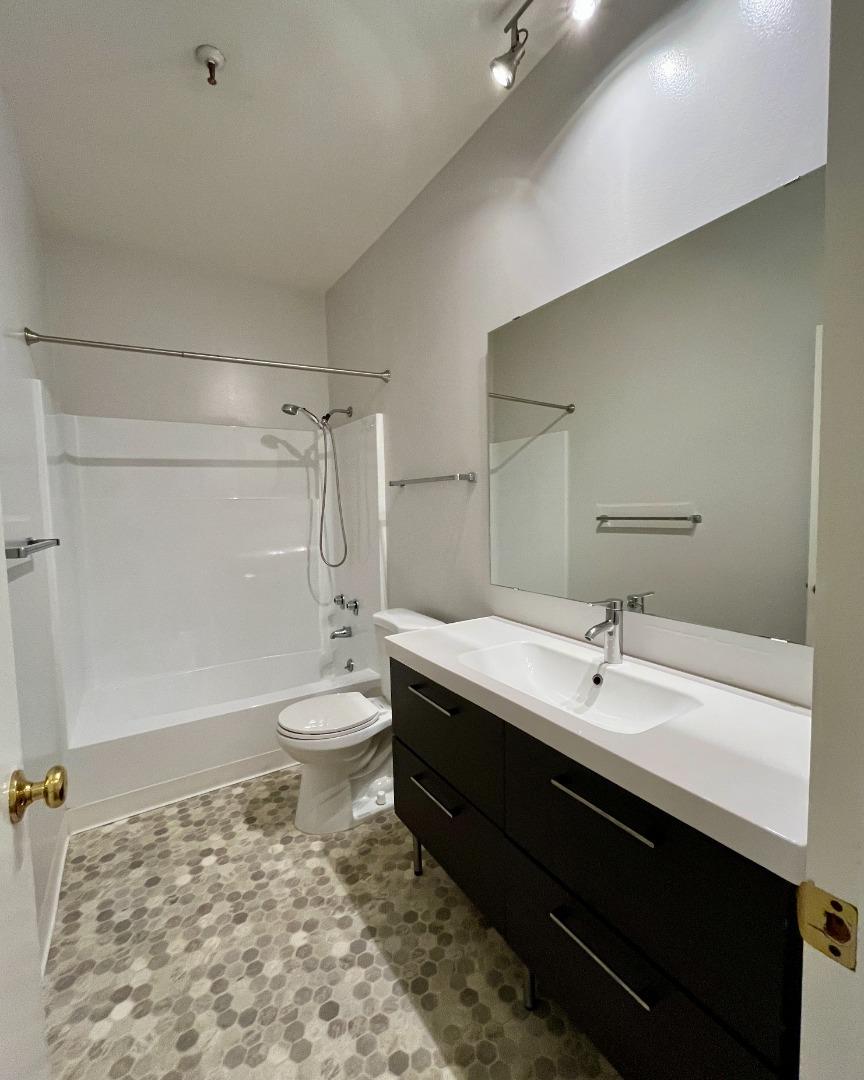 Detail Gallery Image 15 of 24 For 525 Almer Rd #210,  Burlingame,  CA 94010 - 2 Beds | 2 Baths