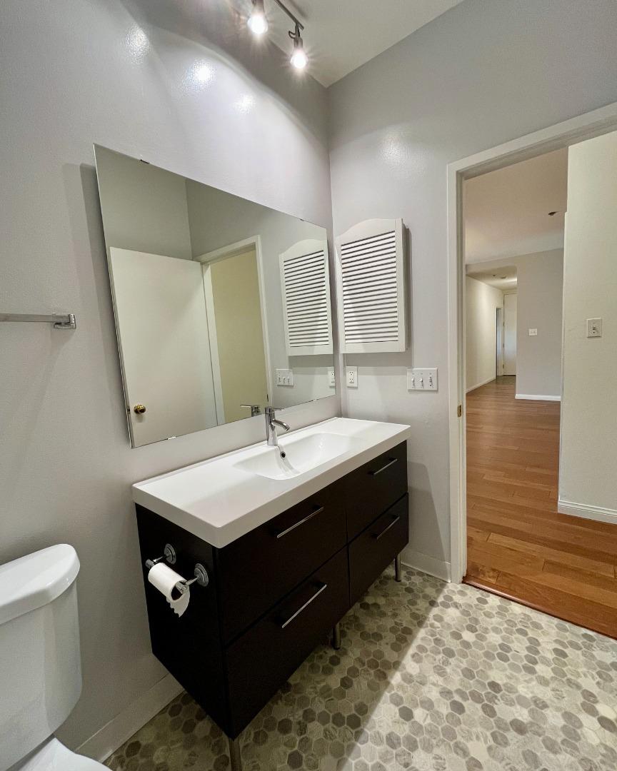 Detail Gallery Image 16 of 24 For 525 Almer Rd #210,  Burlingame,  CA 94010 - 2 Beds | 2 Baths
