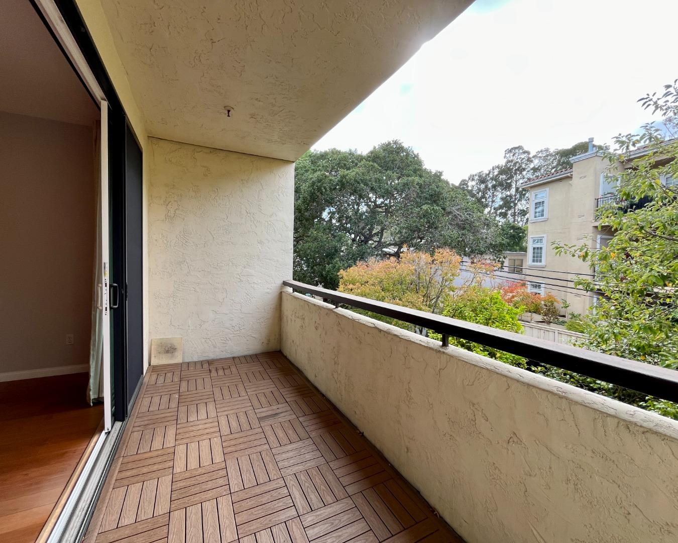 Detail Gallery Image 4 of 24 For 525 Almer Rd #210,  Burlingame,  CA 94010 - 2 Beds | 2 Baths