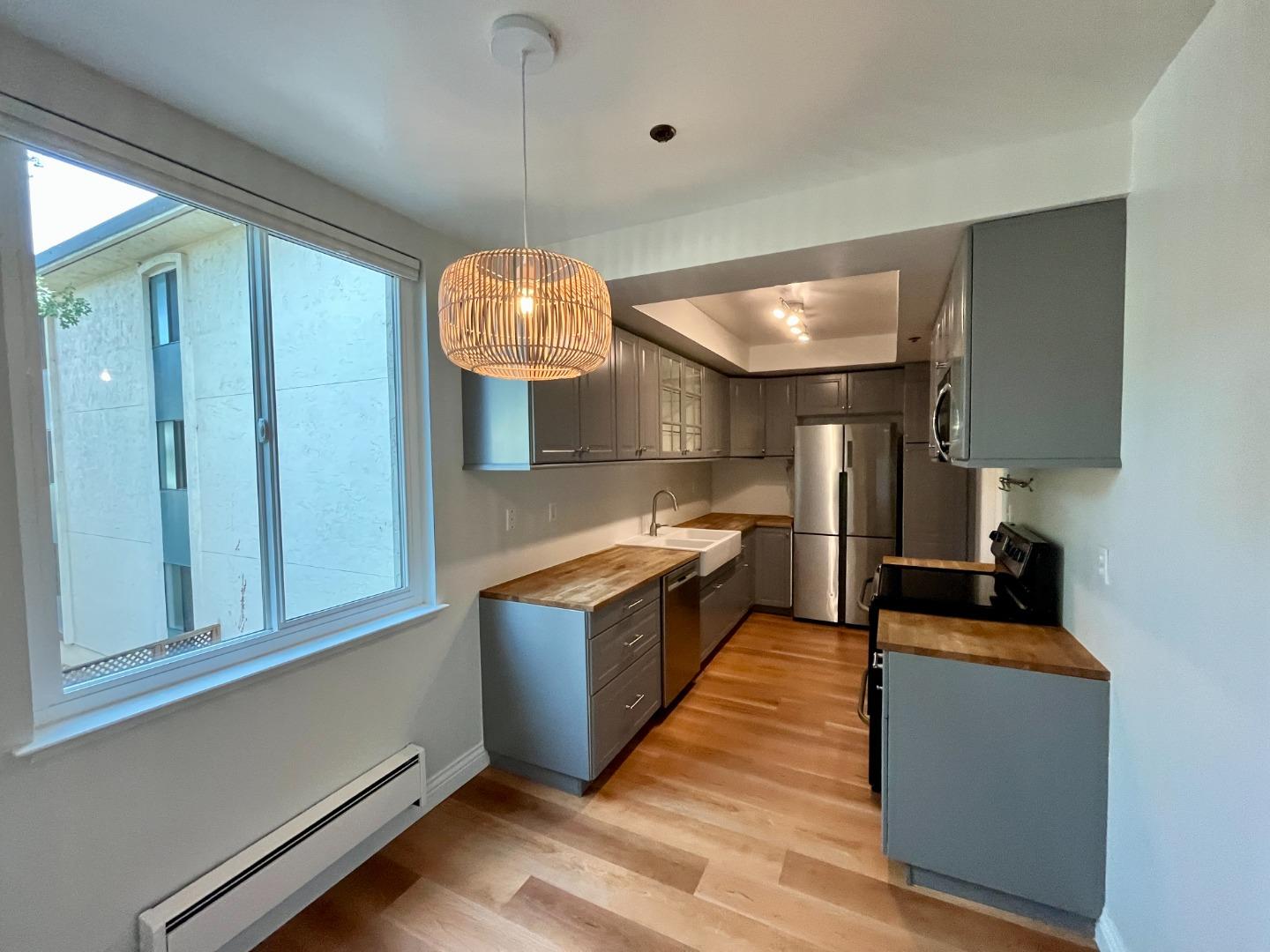 Detail Gallery Image 8 of 24 For 525 Almer Rd #210,  Burlingame,  CA 94010 - 2 Beds | 2 Baths