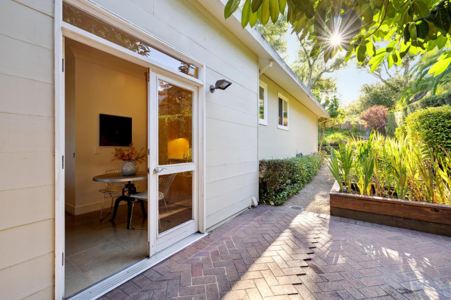 Detail Gallery Image 26 of 47 For 465 El Centro Rd, Hillsborough,  CA 94010 - 3 Beds | 3 Baths