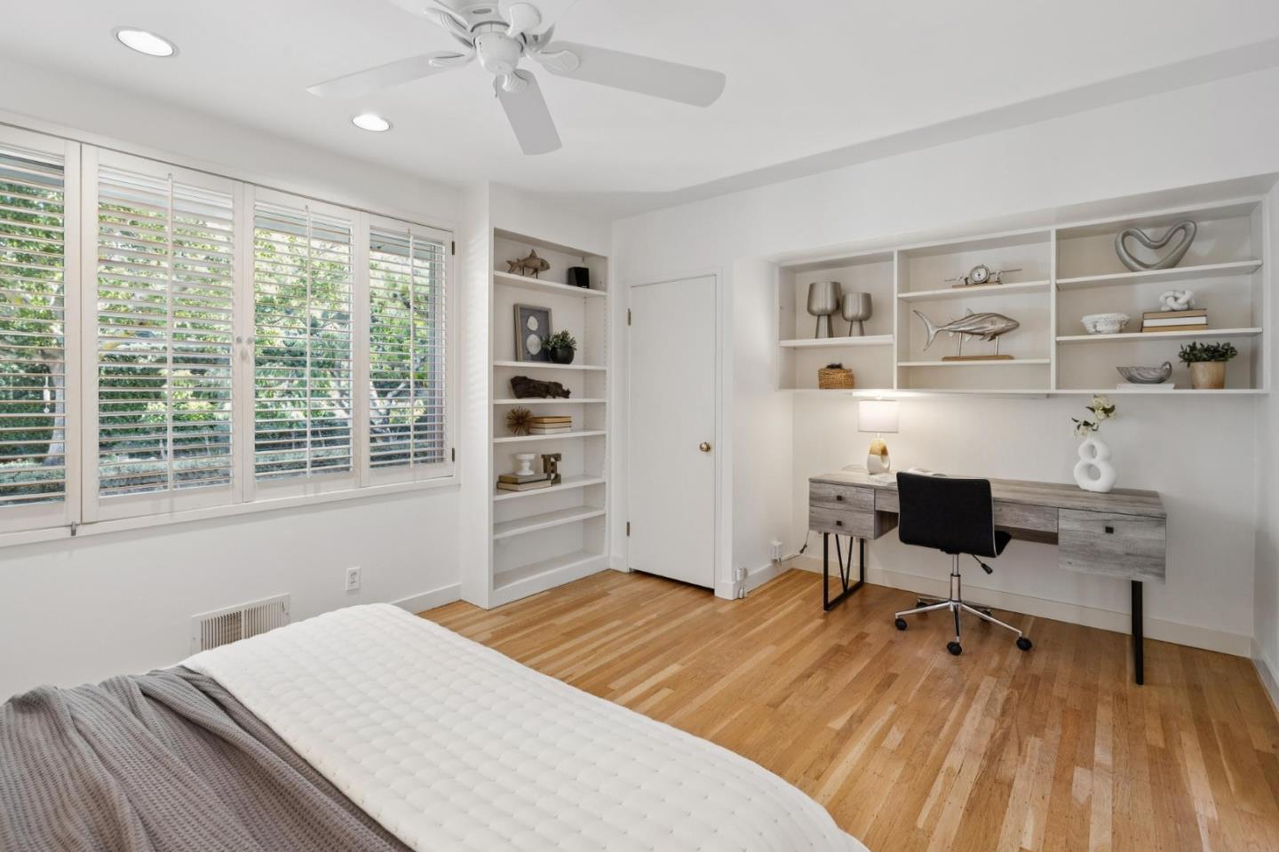 Detail Gallery Image 29 of 47 For 465 El Centro Rd, Hillsborough,  CA 94010 - 3 Beds | 3 Baths