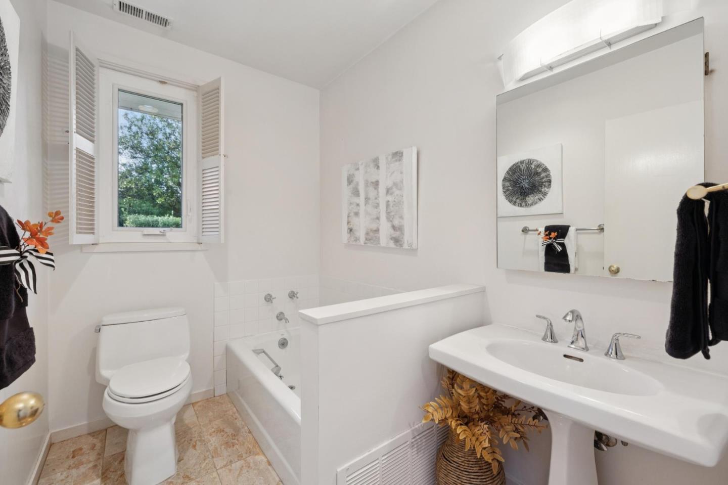 Detail Gallery Image 39 of 47 For 465 El Centro Rd, Hillsborough,  CA 94010 - 3 Beds | 3 Baths