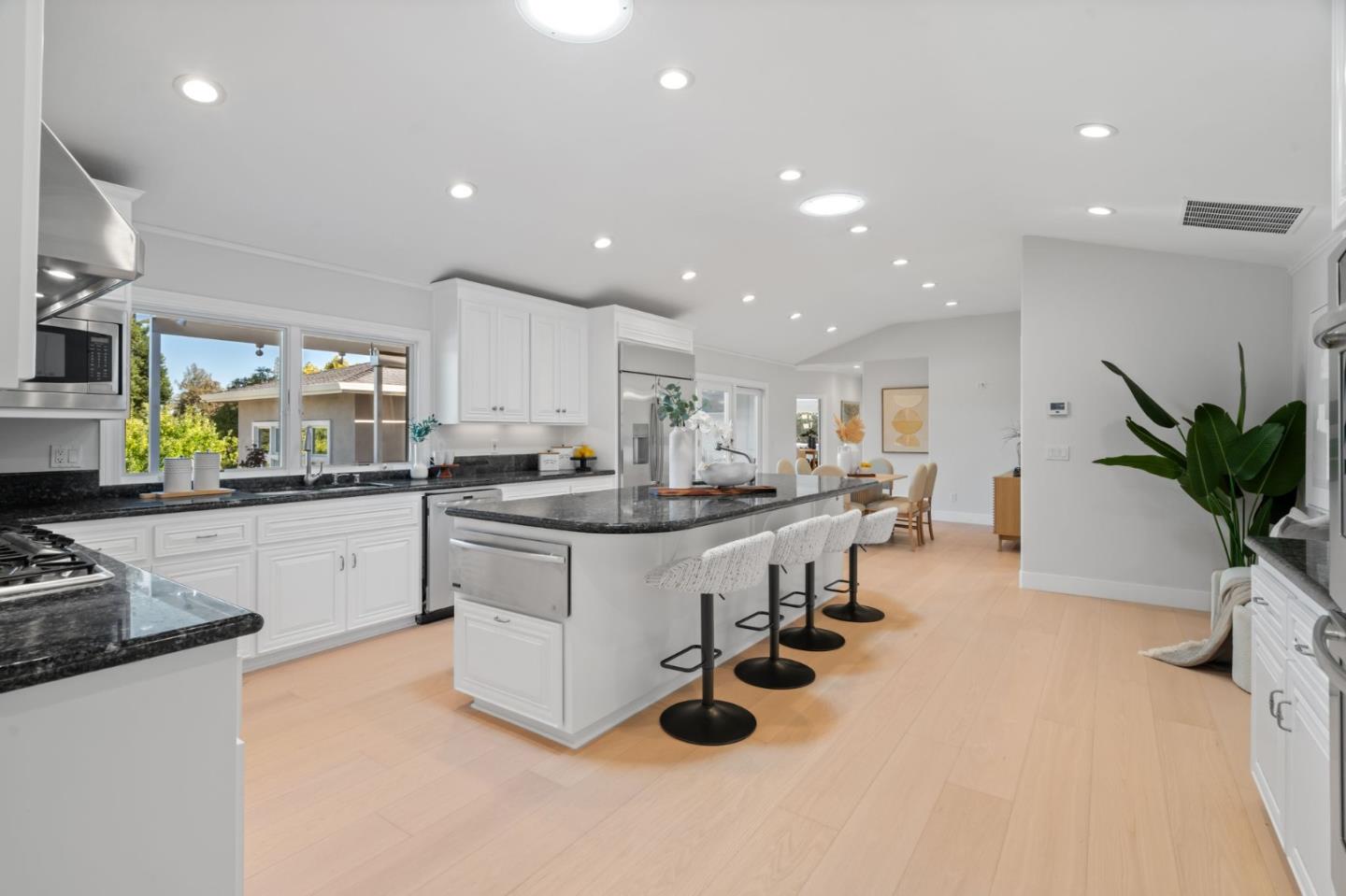 Detail Gallery Image 17 of 73 For 19305 Zinfandel Ct, Saratoga,  CA 95070 - 5 Beds | 5/1 Baths