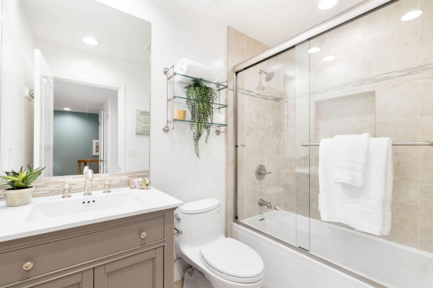 Detail Gallery Image 24 of 33 For 18400 Overlook Rd #56,  Los Gatos,  CA 95030 - 3 Beds | 2/1 Baths