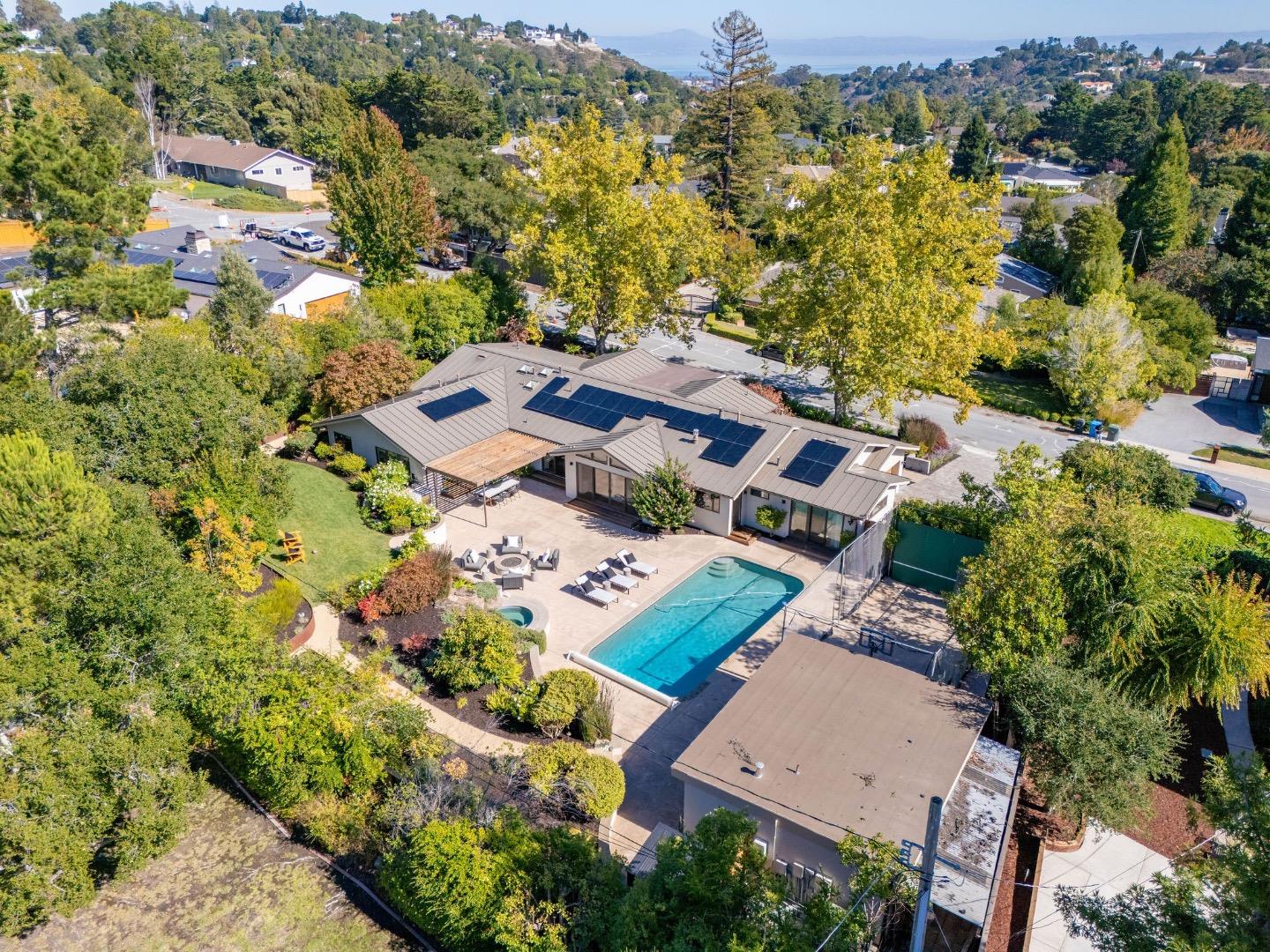 Detail Gallery Image 10 of 150 For 1485 Oak Rim Dr, Hillsborough,  CA 94010 - 5 Beds | 5/1 Baths