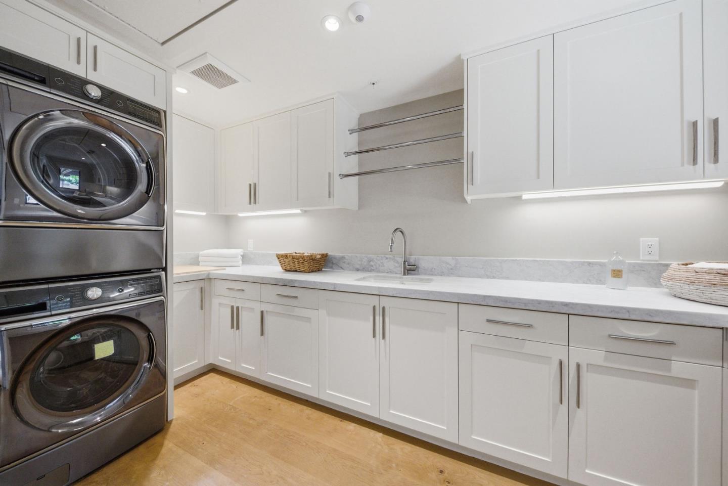 Detail Gallery Image 100 of 150 For 1485 Oak Rim Dr, Hillsborough,  CA 94010 - 5 Beds | 5/1 Baths