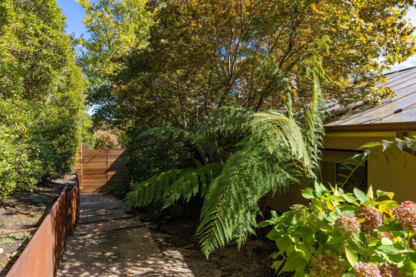 Detail Gallery Image 128 of 150 For 1485 Oak Rim Dr, Hillsborough,  CA 94010 - 5 Beds | 5/1 Baths