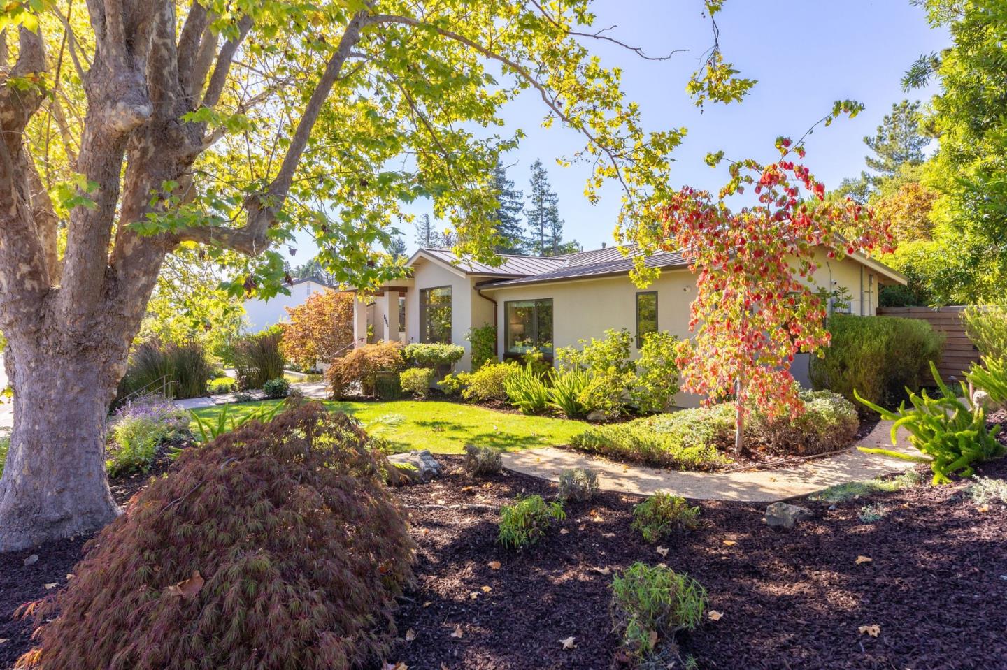 Detail Gallery Image 22 of 150 For 1485 Oak Rim Dr, Hillsborough,  CA 94010 - 5 Beds | 5/1 Baths