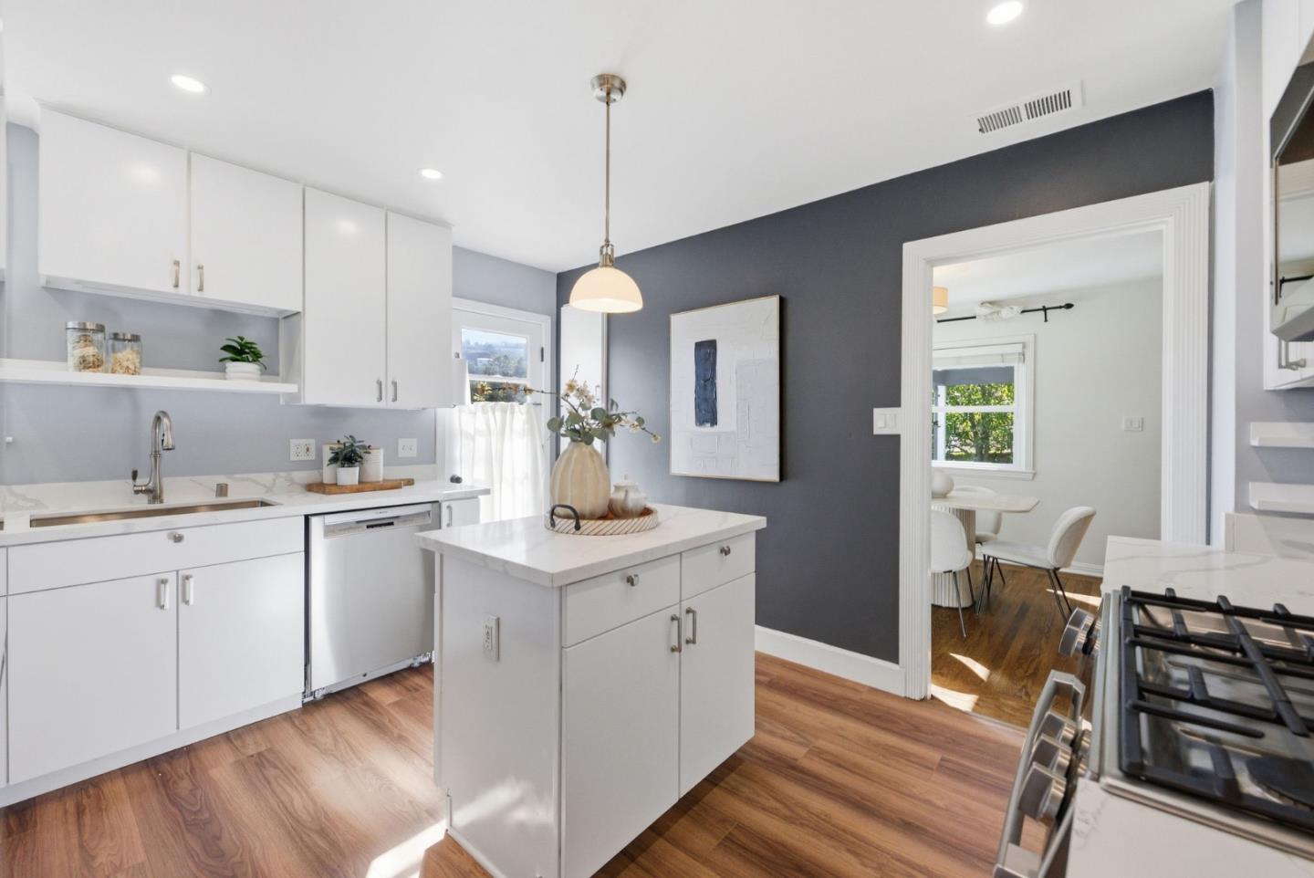 Detail Gallery Image 25 of 80 For 108 Beverly Dr, San Carlos,  CA 94070 - 3 Beds | 2 Baths