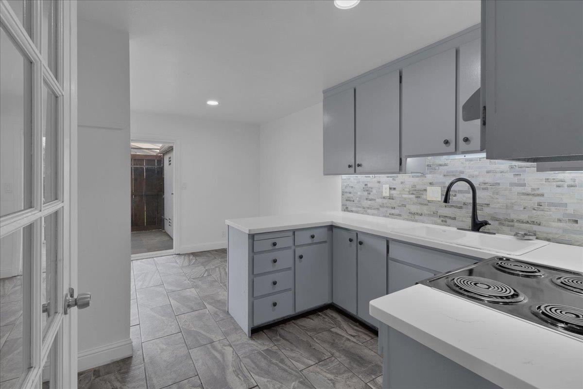 Detail Gallery Image 11 of 31 For 914 Acosta Plz #32,  Salinas,  CA 93905 - 3 Beds | 1/1 Baths