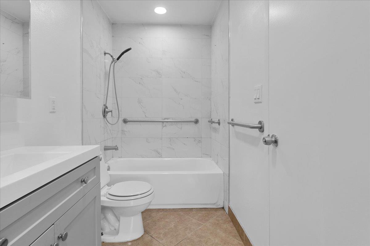 Detail Gallery Image 17 of 31 For 914 Acosta Plz #32,  Salinas,  CA 93905 - 3 Beds | 1/1 Baths