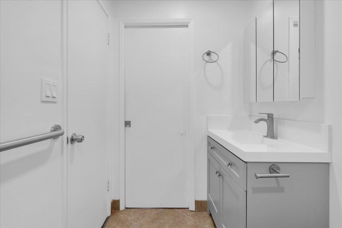 Detail Gallery Image 20 of 31 For 914 Acosta Plz #32,  Salinas,  CA 93905 - 3 Beds | 1/1 Baths