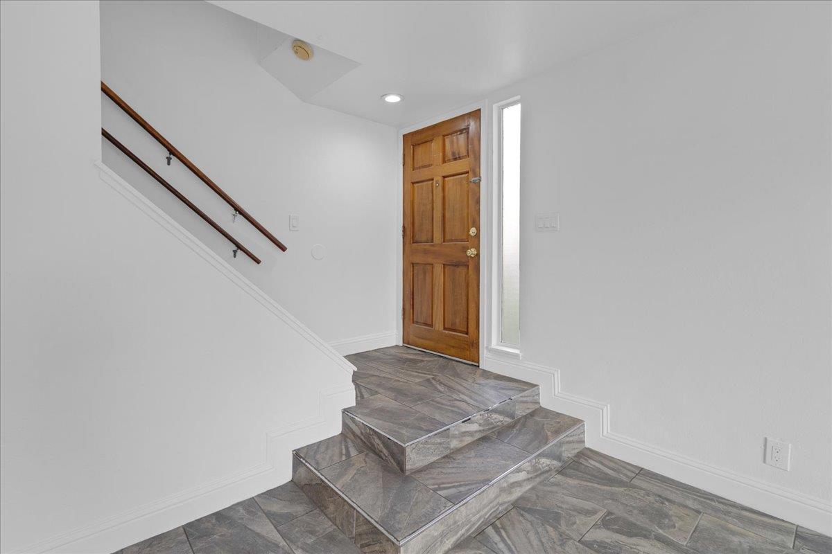 Detail Gallery Image 3 of 31 For 914 Acosta Plz #32,  Salinas,  CA 93905 - 3 Beds | 1/1 Baths