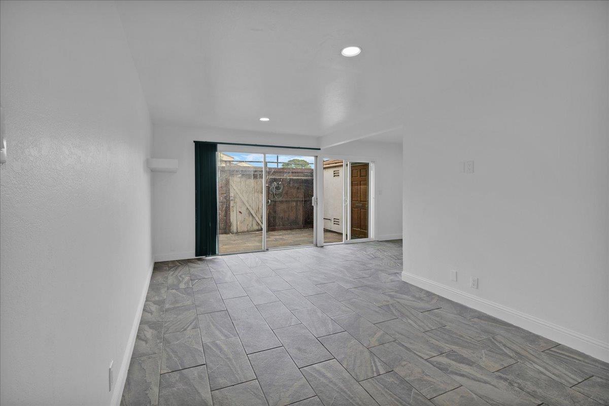 Detail Gallery Image 4 of 31 For 914 Acosta Plz #32,  Salinas,  CA 93905 - 3 Beds | 1/1 Baths