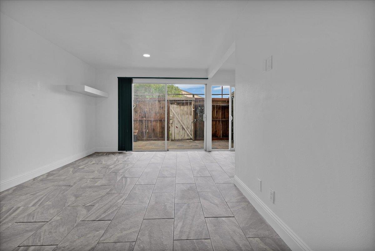 Detail Gallery Image 5 of 31 For 914 Acosta Plz #32,  Salinas,  CA 93905 - 3 Beds | 1/1 Baths