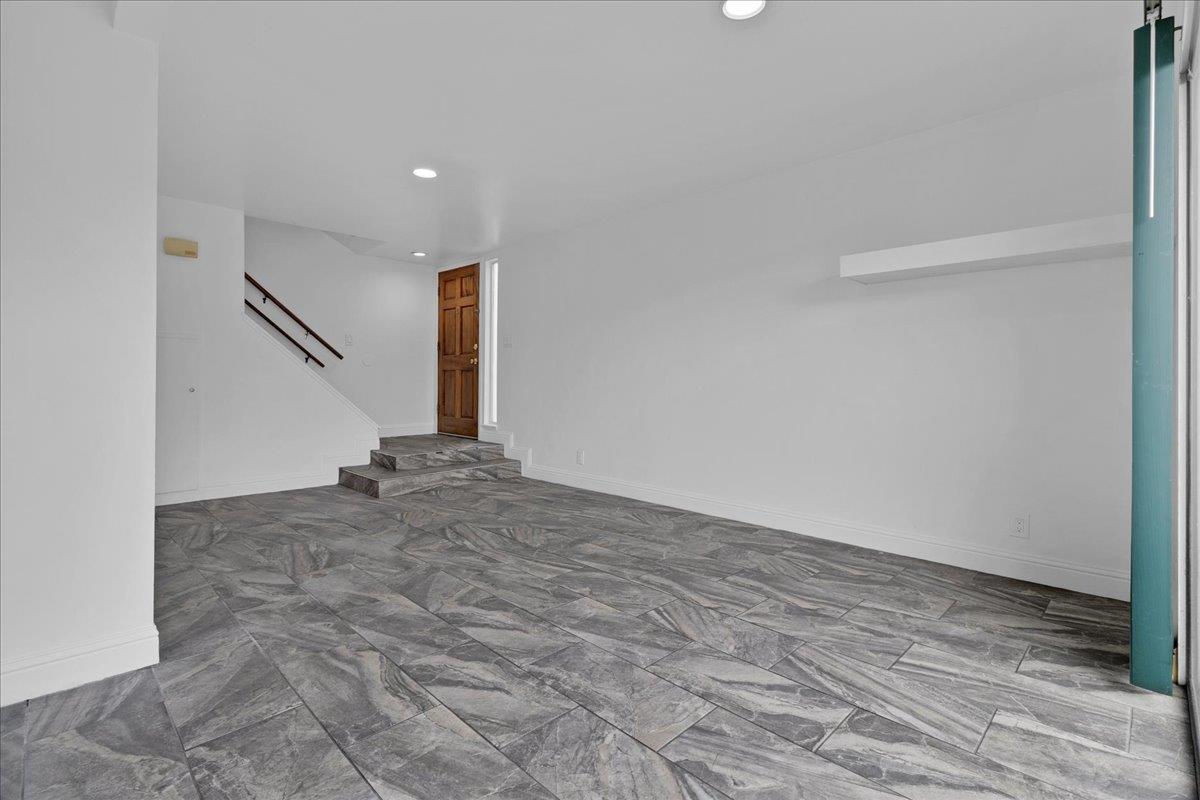 Detail Gallery Image 6 of 31 For 914 Acosta Plz #32,  Salinas,  CA 93905 - 3 Beds | 1/1 Baths