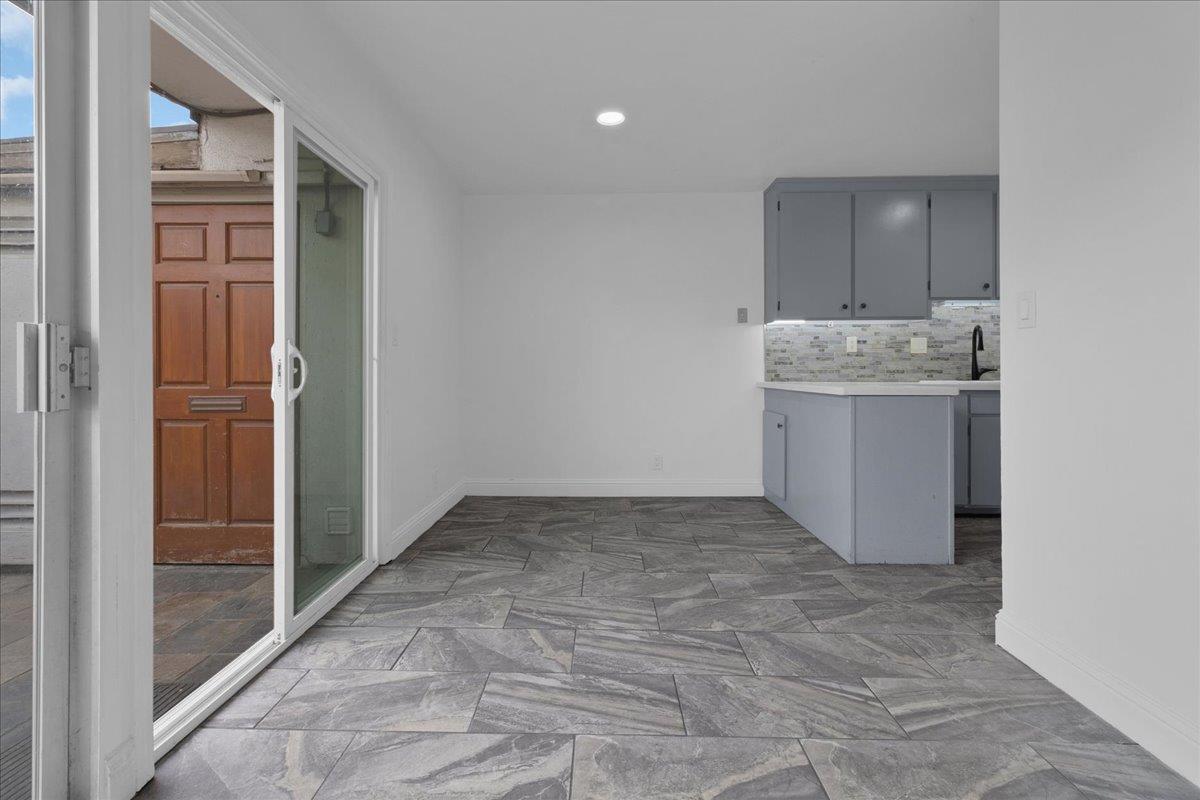 Detail Gallery Image 7 of 31 For 914 Acosta Plz #32,  Salinas,  CA 93905 - 3 Beds | 1/1 Baths