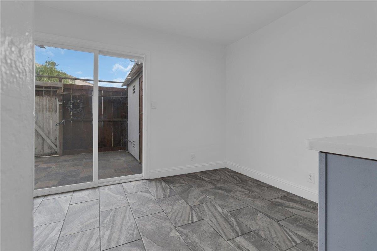 Detail Gallery Image 8 of 31 For 914 Acosta Plz #32,  Salinas,  CA 93905 - 3 Beds | 1/1 Baths