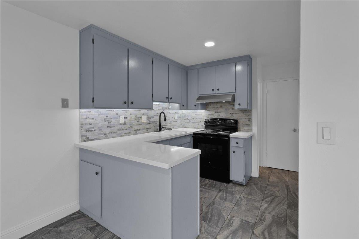 Detail Gallery Image 9 of 31 For 914 Acosta Plz #32,  Salinas,  CA 93905 - 3 Beds | 1/1 Baths