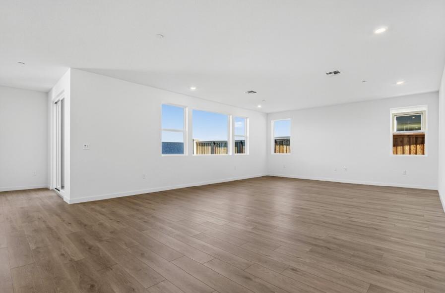 Detail Gallery Image 5 of 14 For 6012 Big Sky Dr, Fairfield,  CA 94533 - 5 Beds | 3/1 Baths