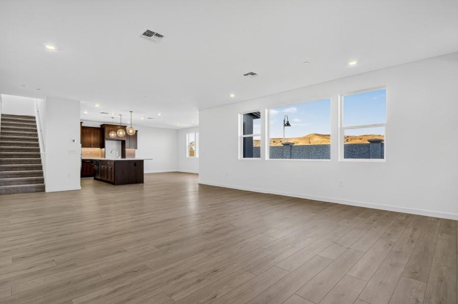 Detail Gallery Image 6 of 14 For 6012 Big Sky Dr, Fairfield,  CA 94533 - 5 Beds | 3/1 Baths