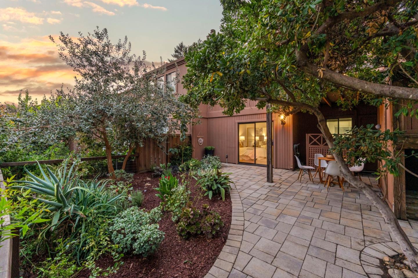 Detail Gallery Image 11 of 51 For 1631 Grant Rd, Mountain View,  CA 94040 - 4 Beds | 3 Baths