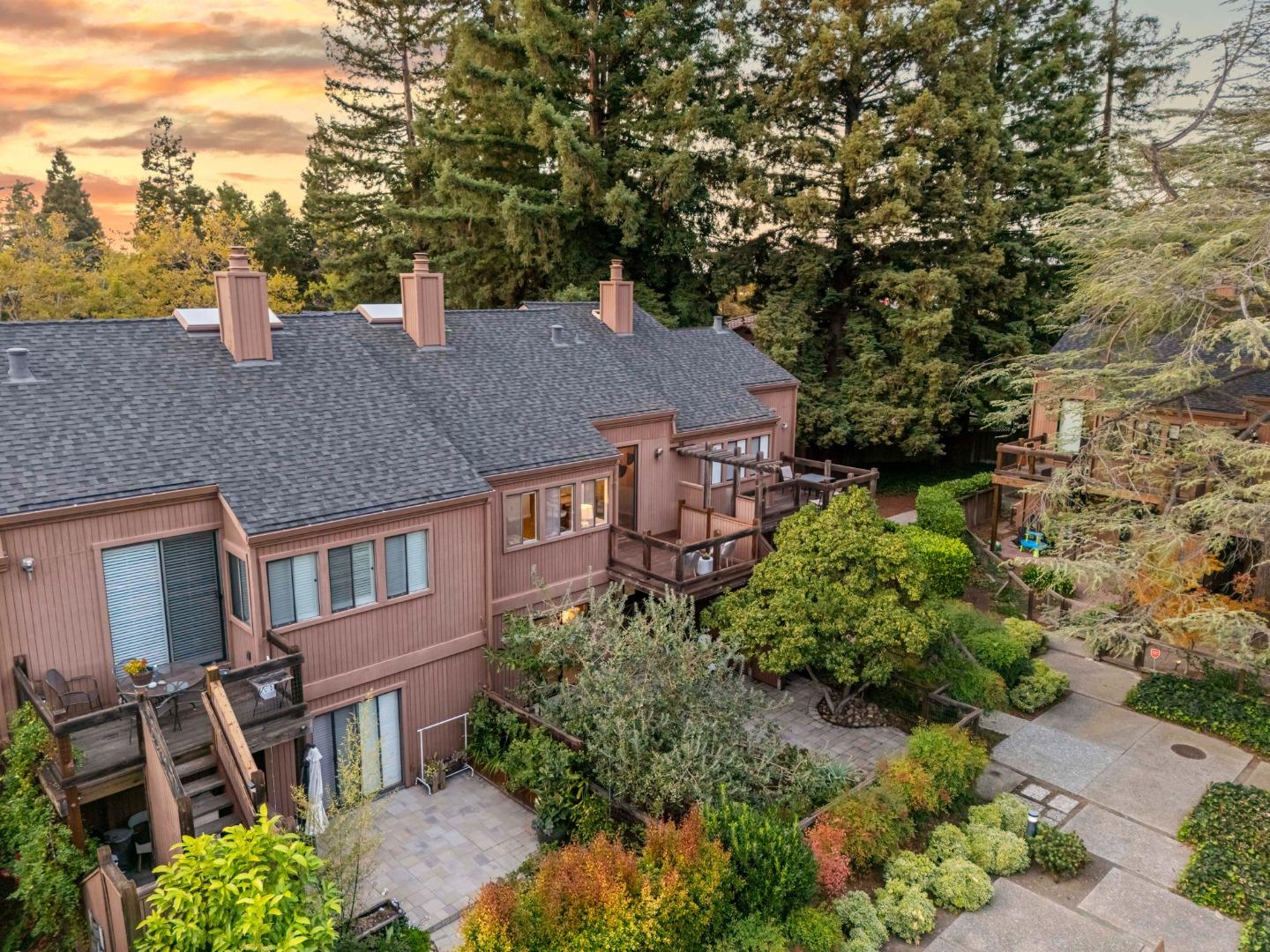 Detail Gallery Image 4 of 51 For 1631 Grant Rd, Mountain View,  CA 94040 - 4 Beds | 3 Baths