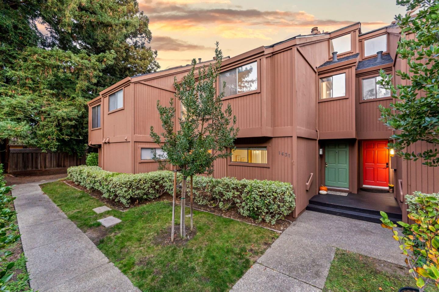 Detail Gallery Image 6 of 51 For 1631 Grant Rd, Mountain View,  CA 94040 - 4 Beds | 3 Baths