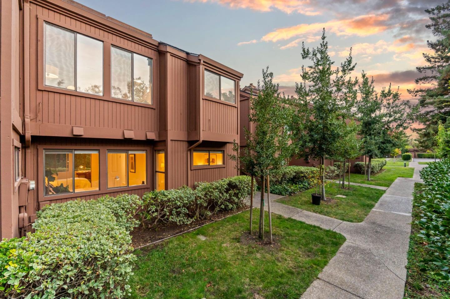 Detail Gallery Image 7 of 51 For 1631 Grant Rd, Mountain View,  CA 94040 - 4 Beds | 3 Baths