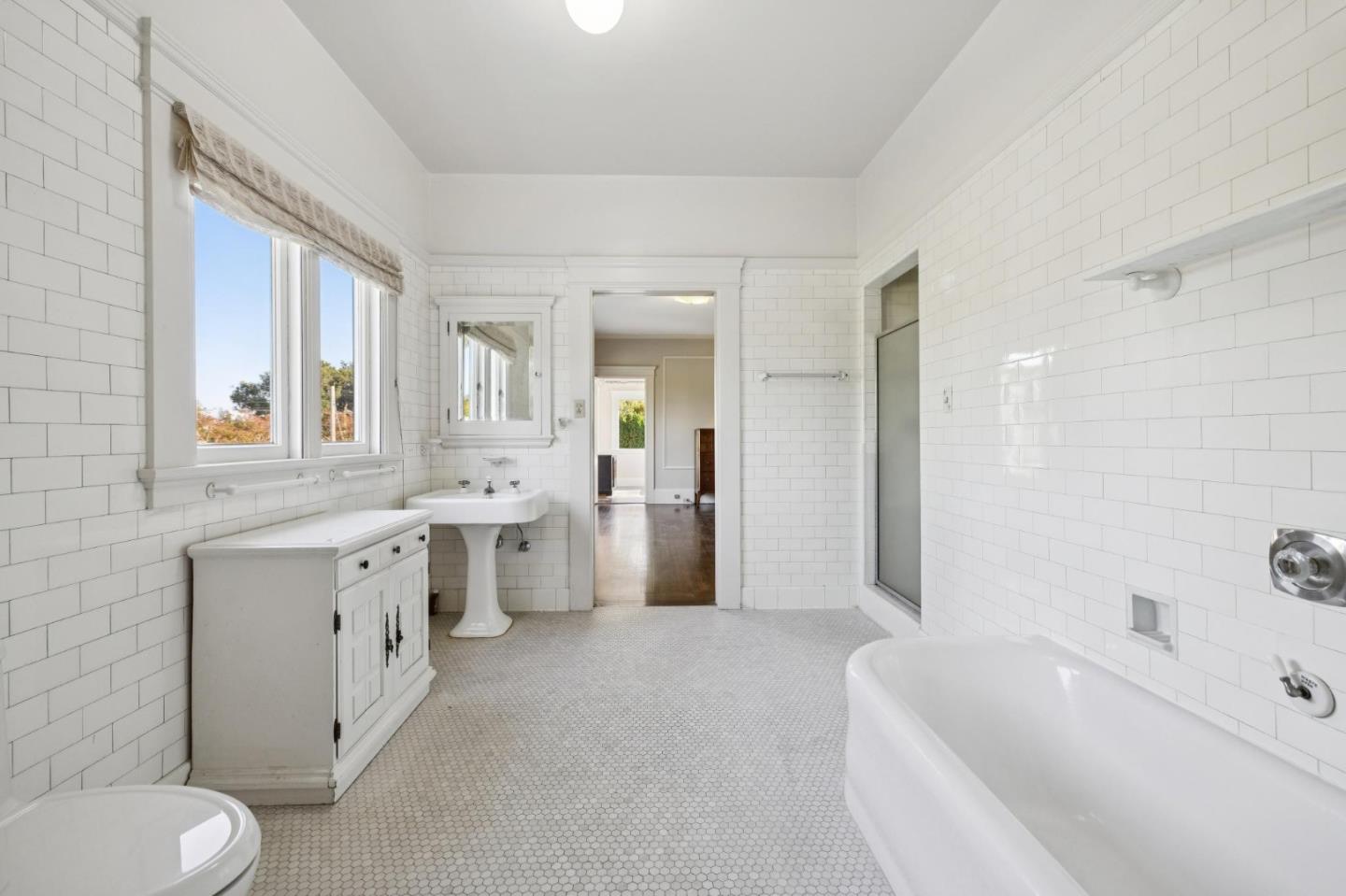 Detail Gallery Image 10 of 23 For 715 Brewer Dr, Hillsborough,  CA 94010 - 6 Beds | 4 Baths