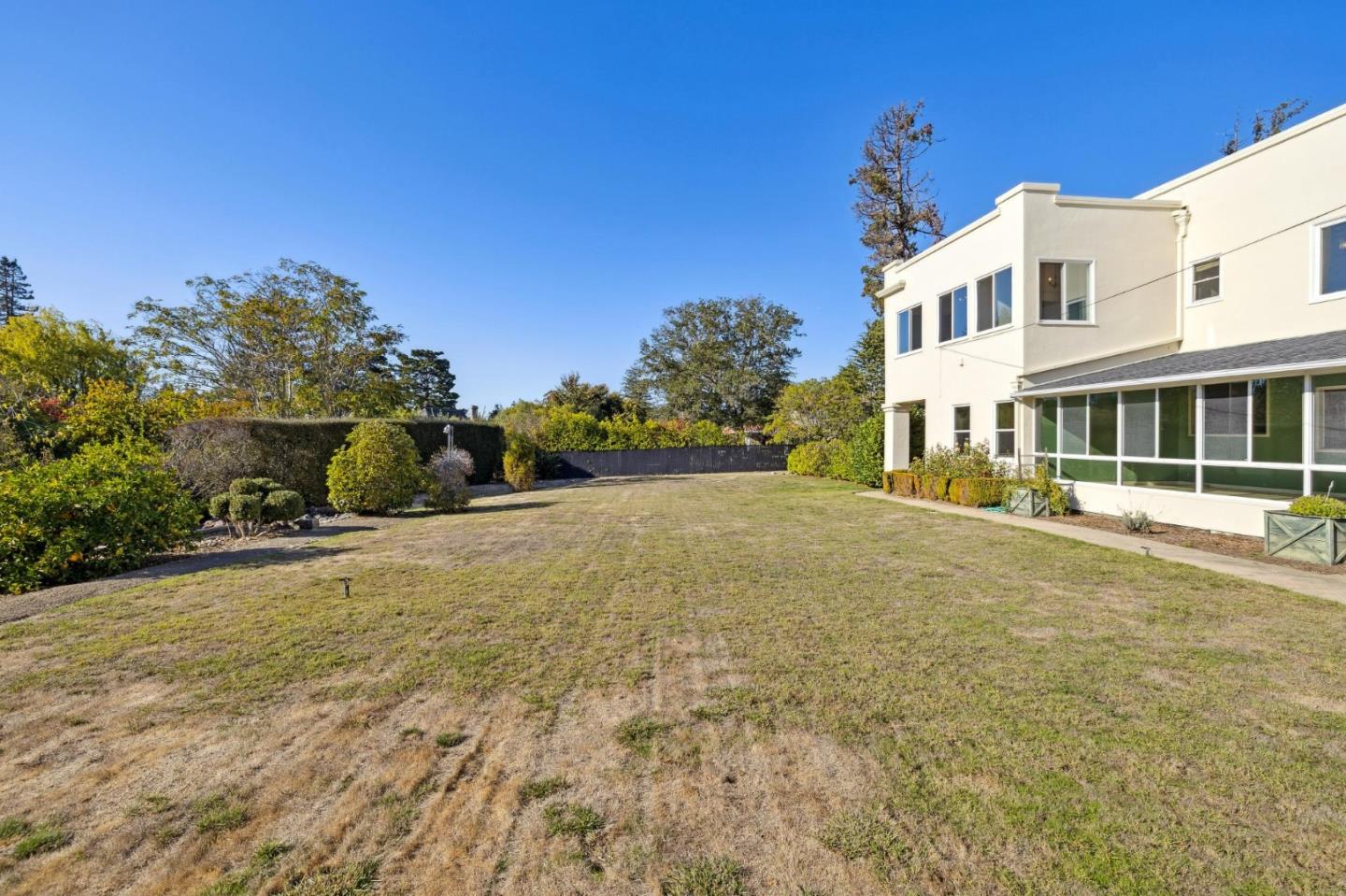 Detail Gallery Image 13 of 23 For 715 Brewer Dr, Hillsborough,  CA 94010 - 6 Beds | 4 Baths