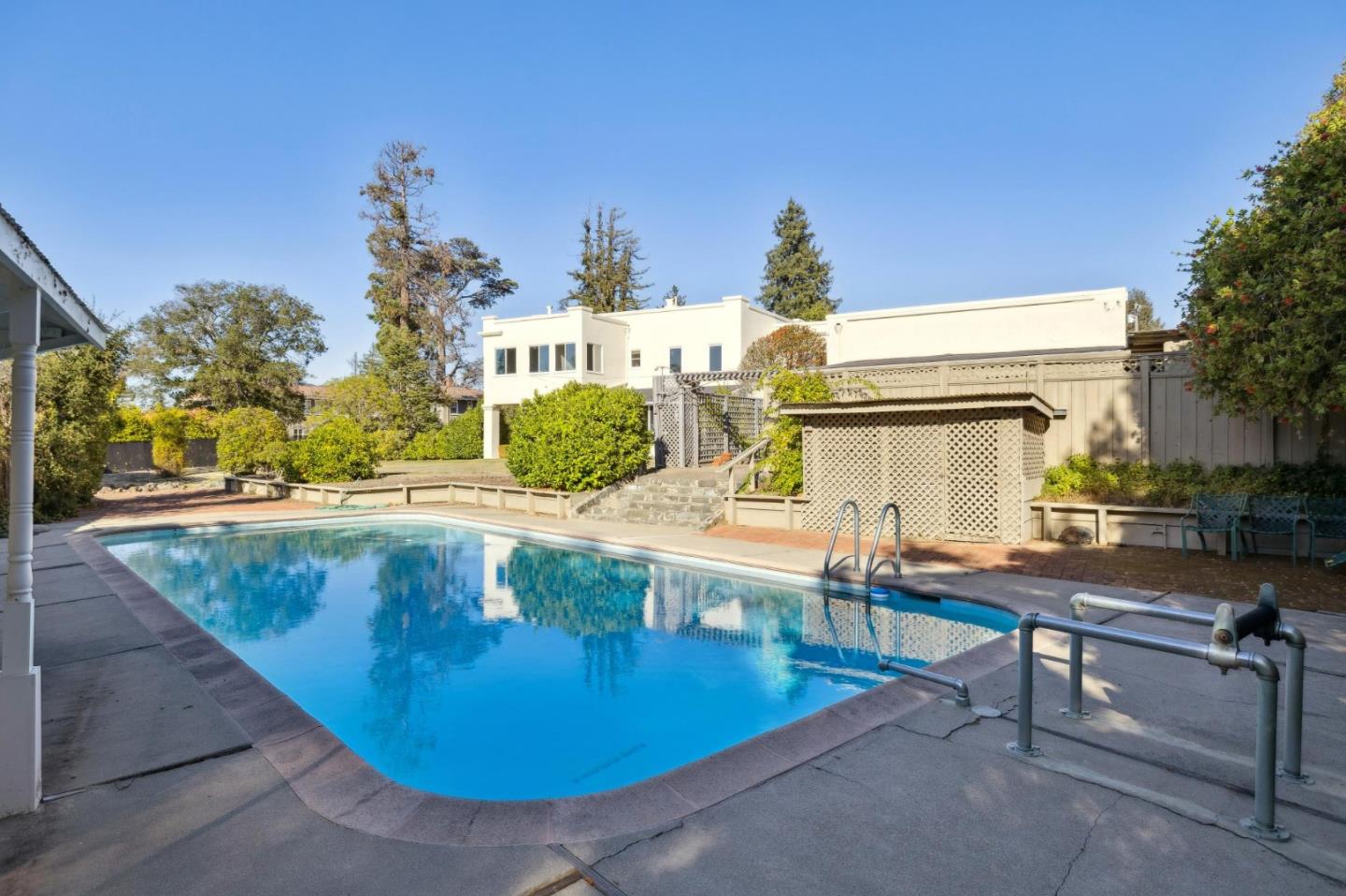 Detail Gallery Image 15 of 23 For 715 Brewer Dr, Hillsborough,  CA 94010 - 6 Beds | 4 Baths