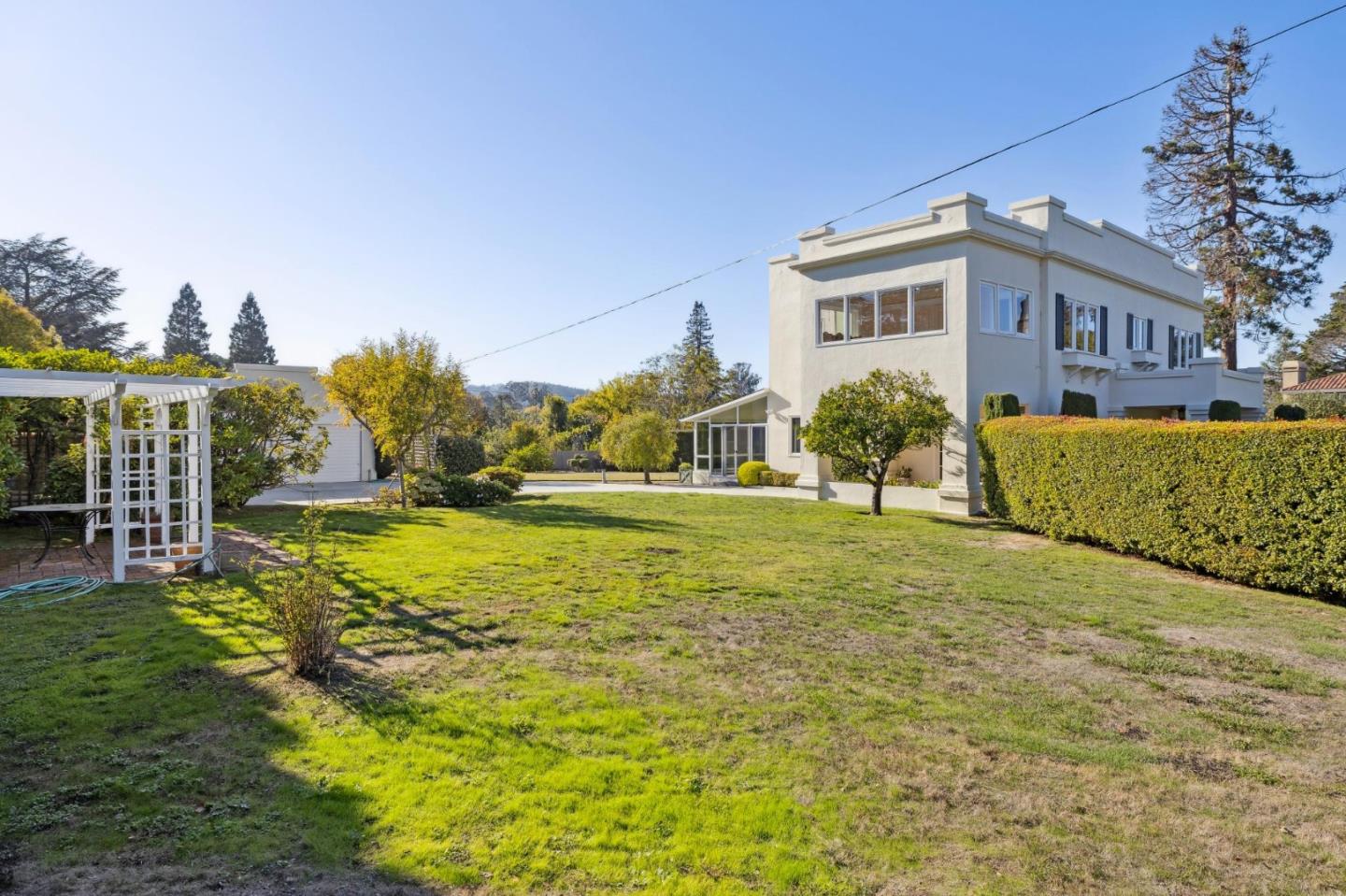 Detail Gallery Image 17 of 23 For 715 Brewer Dr, Hillsborough,  CA 94010 - 6 Beds | 4 Baths