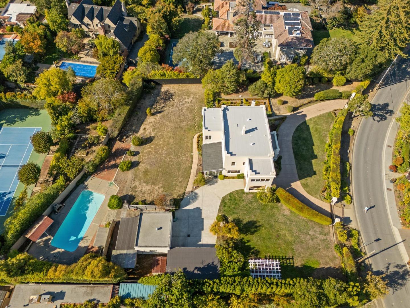 Detail Gallery Image 20 of 23 For 715 Brewer Dr, Hillsborough,  CA 94010 - 6 Beds | 4 Baths