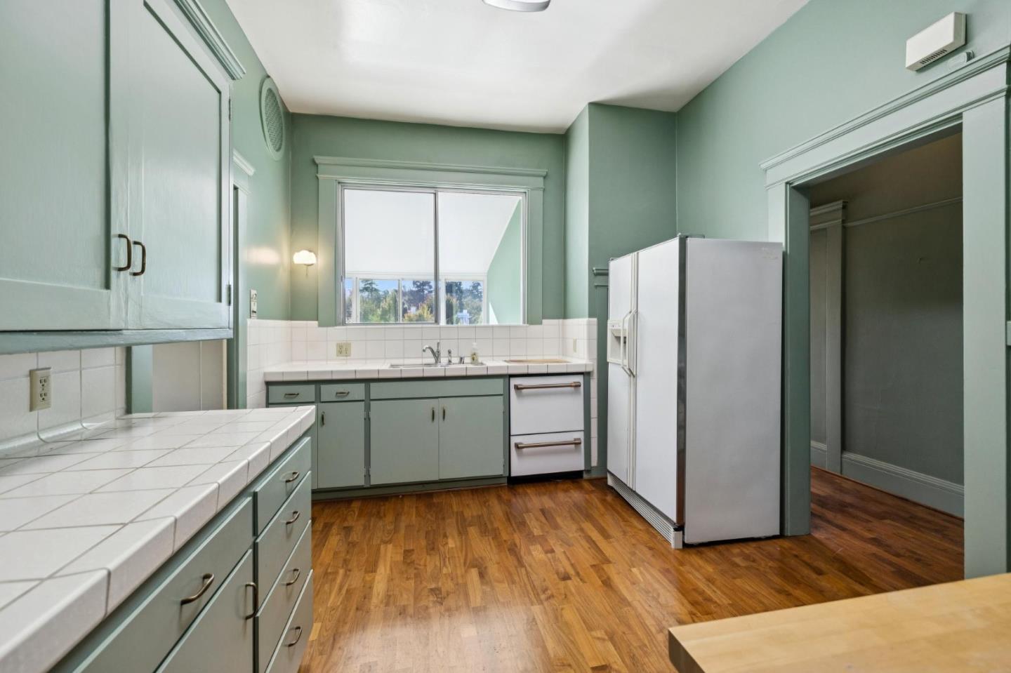 Detail Gallery Image 7 of 23 For 715 Brewer Dr, Hillsborough,  CA 94010 - 6 Beds | 4 Baths