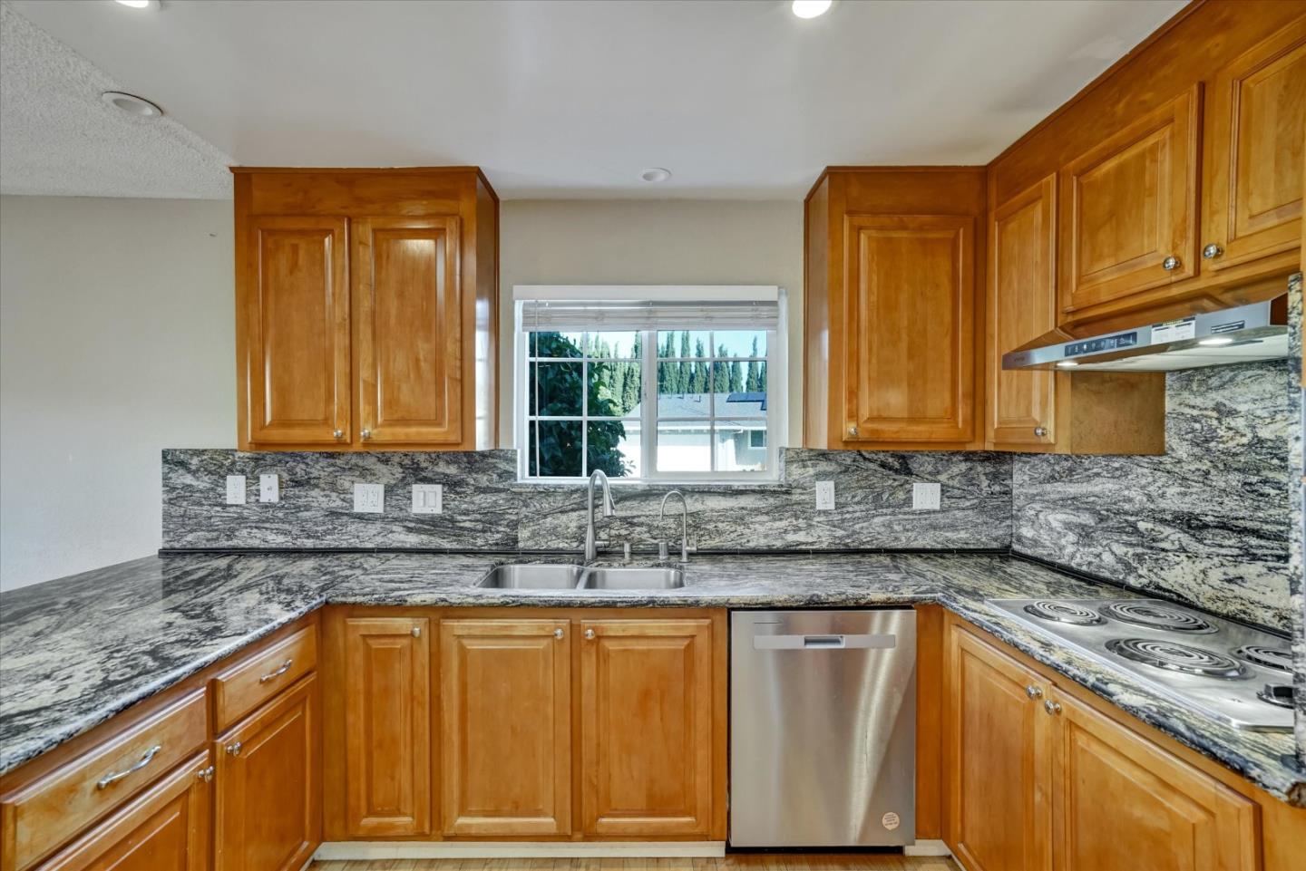 Detail Gallery Image 10 of 42 For 6137 Inglewood Dr, Pleasanton,  CA 94588 - 4 Beds | 2 Baths