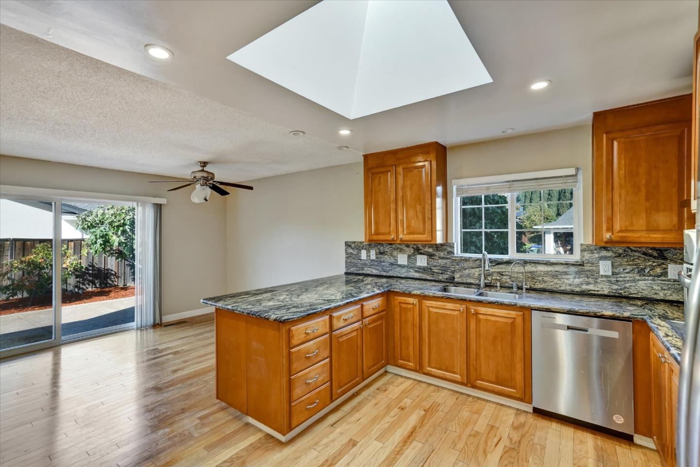 Detail Gallery Image 12 of 42 For 6137 Inglewood Dr, Pleasanton,  CA 94588 - 4 Beds | 2 Baths