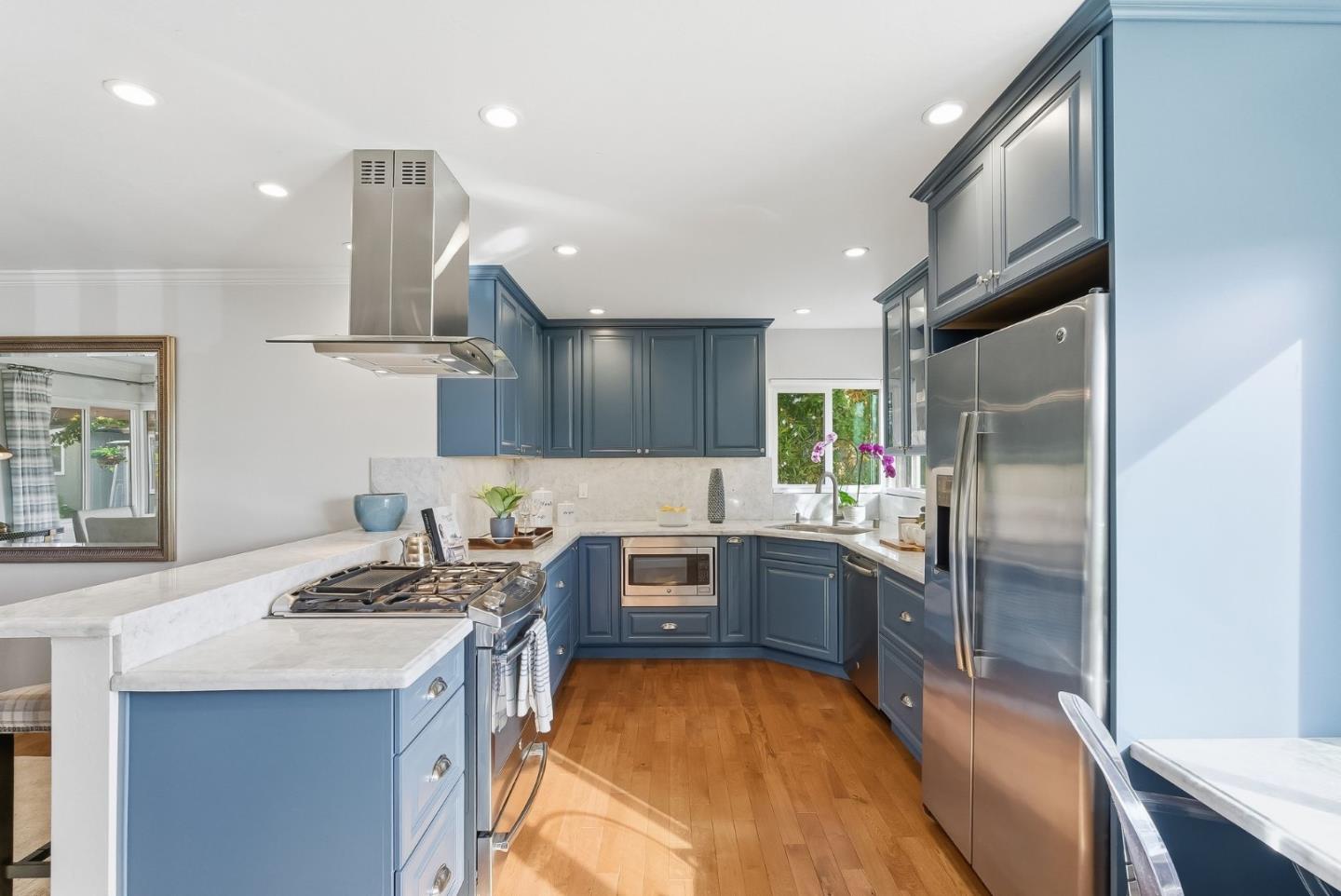 Detail Gallery Image 16 of 41 For 100 Garnet Ave, San Carlos,  CA 94070 - 2 Beds | 2 Baths