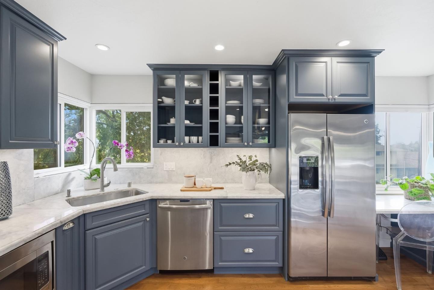 Detail Gallery Image 18 of 41 For 100 Garnet Ave, San Carlos,  CA 94070 - 2 Beds | 2 Baths