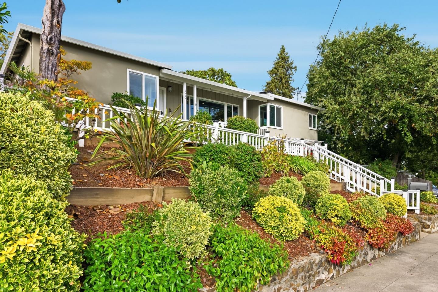 Detail Gallery Image 3 of 41 For 100 Garnet Ave, San Carlos,  CA 94070 - 2 Beds | 2 Baths