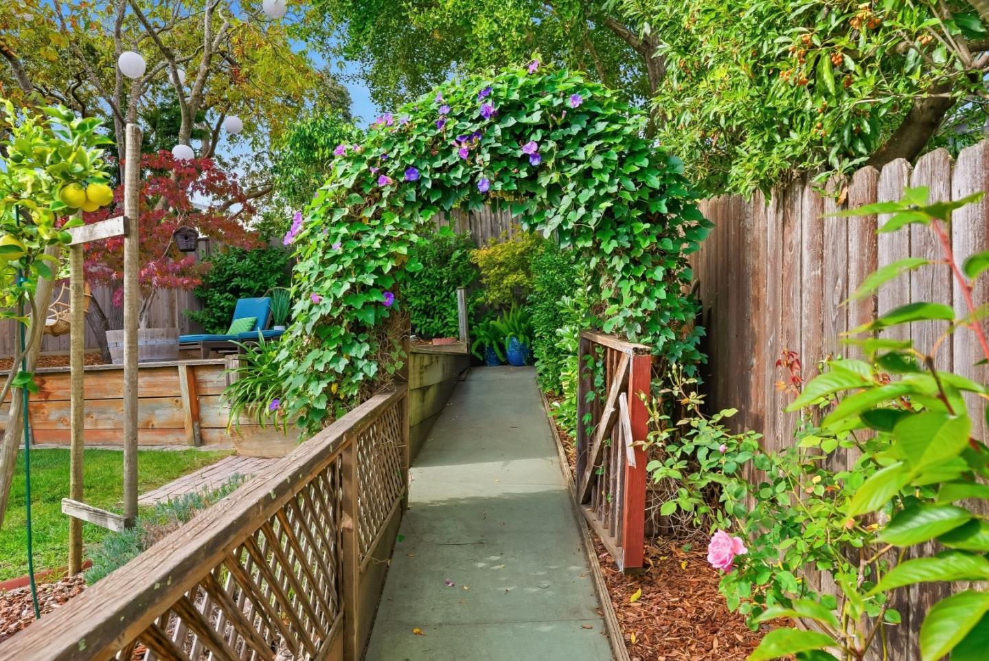 Detail Gallery Image 33 of 41 For 100 Garnet Ave, San Carlos,  CA 94070 - 2 Beds | 2 Baths